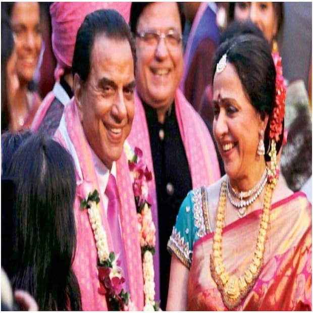 সেই ভিডিওতে দেখা গিয়েছে ধর্মেন্দ্রকে। এক রিপোর্টারের প্রশ্নে বেজায় ক্ষুব্ধ হয়ে যান অভিনেতা। রাগে-চিৎকারে ফেটে পড়েন। কিন্তু কেন? এষার বিয়েতে পৌঁছে এমন কোন প্রশ্ন করেছিলেন সেই সাংবাদিক? 