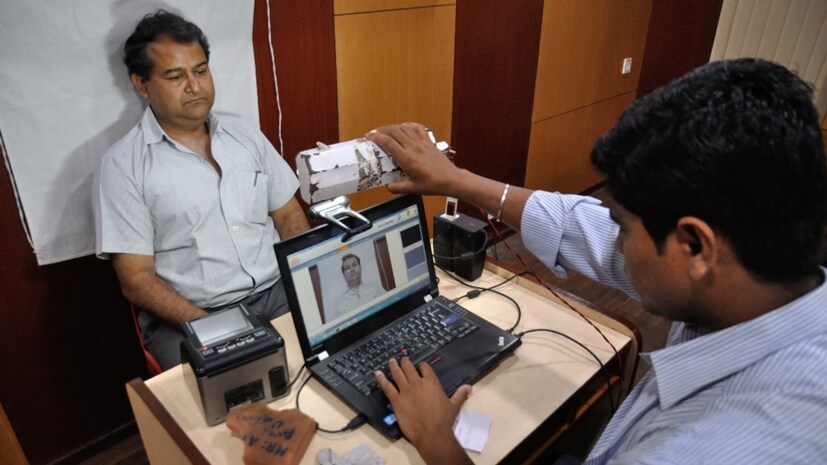 ৫) এরপর ডেমোগ্রাফিক বিকল্পগুলির তালিকা থেকে 'address' অপশন সিলেক্ট করতে হবে এবং 'Proceed to Update Aadhaar' অপশনে ক্লিক করতে হবে  ৬) এরপর নিজেদের আপডেট করা ঠিকানার একটি স্ক্যান কপি আপলোড করতে হবে এবং প্রয়োজনীয় ডেমোগ্রাফি সংক্রান্ত তথ্য লিখতে হবে