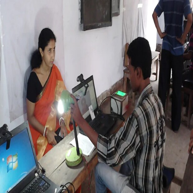 ৭) এটি ১৩ জুন বা ১৪ জুনের মধ্যে করলে এক টাকাও দিতে হবে না, অন্যথায়, ৫০ টাকা পেমেন্ট করতে হবে  8) এরপর একটি সার্ভিস রিকোয়েস্ট নম্বর (SRN) তৈরি করা হবে এবং পাঠানো হবে, এর মাধ্যমে নিজেদের আধার আপডেট সংক্রান্ত সমস্ত তথ্য ট্র্যাক করা যাবে