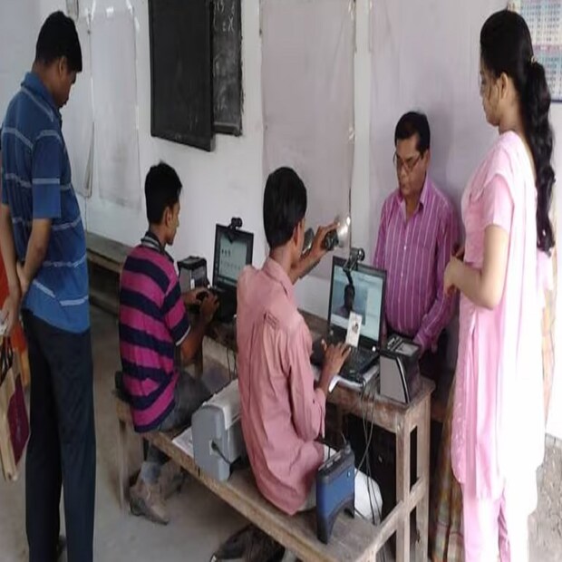 কিন্তু সেক্ষেত্রে মনে রাখতে হবে, ব্যাঙ্কের পাসবুক বা স্টেটমেন্টে নাম, ঠিকানা, পিন কোড যেন নির্ভুল ভাবে থাকে। কীভাবে আধার কার্ডে ঠিকানা আপডেট করতে ব্যাঙ্ক পাসবুক বা স্টেটমেন্ট ব্যবহার করা যাবে, মাথায় রাখতে হবে কোন কোন কথা, দেখে নেওয়া যাক।