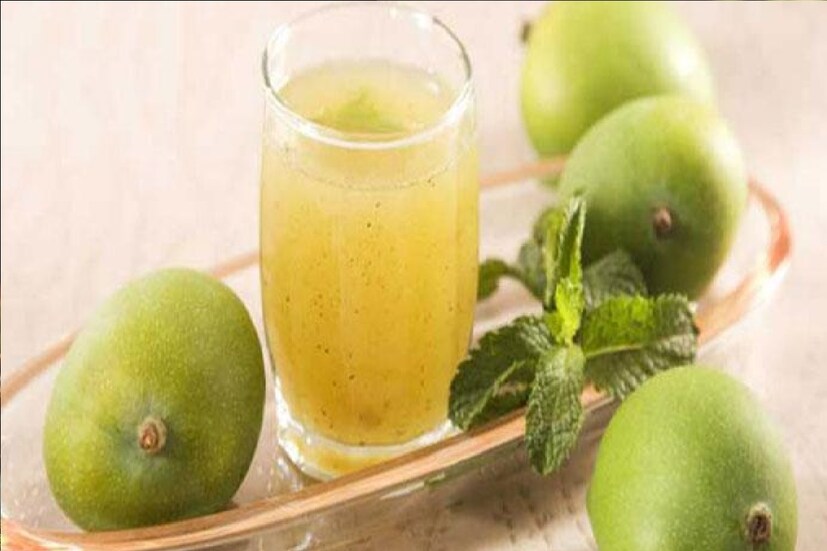 *প্রথম কারণ ওই শরীর শীতল রাখা। দ্বিতীয়টা হল এই আমপোড়ার সরবত গরমে পেট ঠিক রাখে, ফলে হজমের সমস্যা হয় না। পাঠকদের সঙ্গে রাজেশ ভাগ করে নিয়েছেন তাঁর সরবরতের সুস্বাদের অতি সহজ রহস্য। বলেছেন, প্রথমে তিনি কাঁচা আম পুড়িয়ে নেন। এর পর তা ধুয়ে শাঁসটা মেখে নিয়ে মেশাতে হয় ঠান্ডা জলে। সংগৃহীত ছবি। 