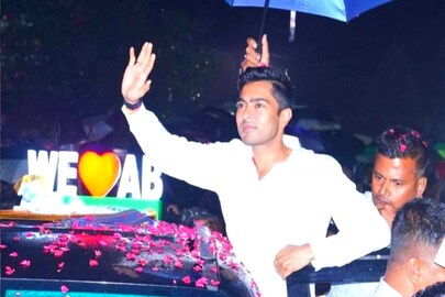 অভিষেকের জেলা সফর