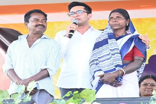 শেখ হসিরুদ্দিন ও মঞ্জু দলবেরাকে নিয়ে অভিষেক