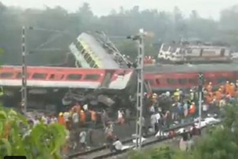 শুক্রবার সন্ধ্যায় শালিমার থেকে চেন্নাইগামী করমণ্ডল এক্সপ্রেস পিছন থেকে একটি মালগাড়িতে ধাক্কা মারে৷ তার জেরে লাইনচ্যুত হয় গোটা ট্রেনটি৷