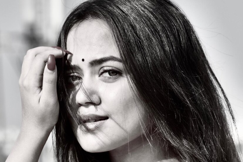 ‘‘গত ১৯ বছর ধরে মায়ের থেকে কিছু না কিছু তো শিক্ষা পেয়েছি। আপনাদের শিক্ষা বা বিচারের প্রয়োজন নেই। পারলে ঠিকই ফিরে যেতাম। কে-ই বা চায় মায়ের থেকে দূরে থাকতে বা উঠতে বসতে নেটিজেনদের ট্রোল সহ্য করতে?’’