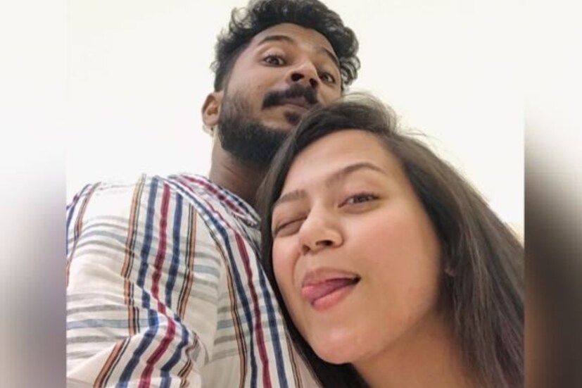অহনার কথায় জানা গেল, তাঁদের সম্পর্কের কাথা প্রকাশ্যে আসতেই দীপঙ্করের প্রাক্তন স্ত্রী-ও হঠাৎই নানাবিধ পোস্ট করতে শুরু করেন মেকআপ আর্টিস্টের বিরুদ্ধে। অহনার প্রশ্ন, ‘‘আমাদের সম্পর্ক প্রকাশ্যে আসার পরেই এত অভিযোগ এল হুট করে?’’