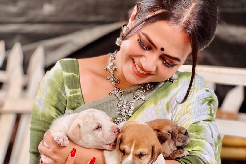 দীপঙ্করের পরিবার অহনার সঙ্গে সুসম্পর্ক বজায় রেখেছেন। বারুইপুরে দীপঙ্করের বাড়িতে তাঁর পরিবারের সঙ্গে দেখাও করতে যান তিনি। অহনার কথায়, ‘‘মায়ের পোস্টের পর দীপঙ্করকে সকলে মিলে খলনায়ক বানিয়ে দিয়েছে।’’