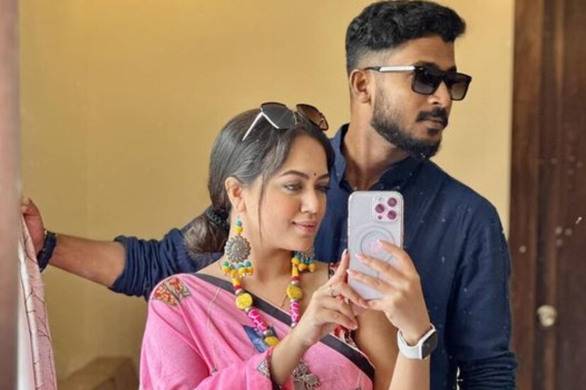 ‘‘আমি জানতাম, মা সম্পর্কটা সহজ েমনে নেবে না, তবে এতটা নেতিবাচক প্রতিক্রিয়া আসবে, কল্পনাও করিনি। তাই ৬ মাস আগে বাড়ি ছাড়তে বাধ্য হই।’’ অহনার বাড়িতে তাঁর মা, দাদু আর দিদা থাকেন। কেউই তাঁর সঙ্গে যোগাযোগ রাখেননি।