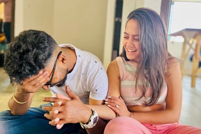 অহনা নিউজ18 বাংলাকে জানান, দীপঙ্করের প্রথম স্ত্রীর সঙ্গে বিবাহবিচ্ছেদ হয়েছে অনেক আগেই। কিন্তু তা সত্ত্বেও লোকে তাঁকে ‘বিবাহিত পুরুষ নতুন প্রেম করছে’ বলে নিন্দা করছেন। শুধু তা-ই নয়, ‘সংসার ভাঙা’র অভিযোগ তোলা হচ্ছে অহনার বিরুদ্ধে।