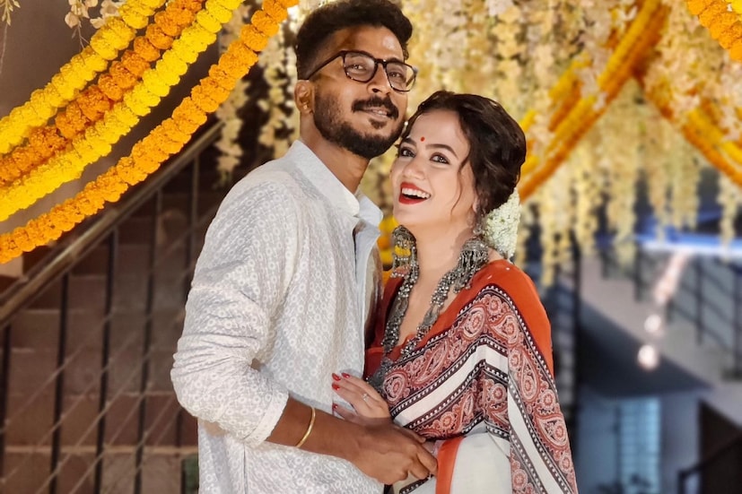 কিন্তু ৬ মাস আগে অহনা তাঁর মাকে দীপঙ্করের সঙ্গে তাঁর সম্পর্কের কথা বলতে গিয়ে সব কিছুই জানিয়েছিলেন বলে জানালেন। অহনার কথায়, ‘‘দীপঙ্করের প্রাক্তন জীবন সম্পর্কে সবই জানতাম। যার সংসার আগেই ভেঙেছে, আমি নতুন করে তা ভাঙব কী করে?’’