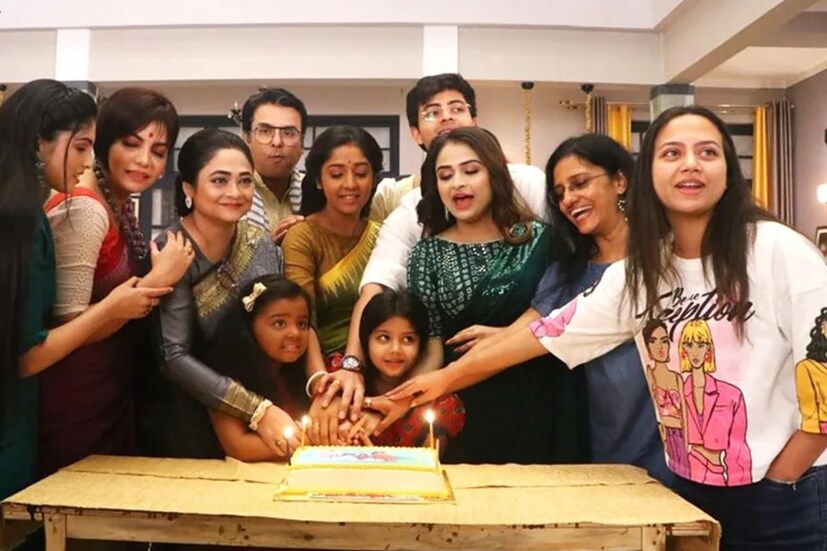 ‘‘আমি কোনওদিনই চাইনি চর্চার কেন্দ্রে আসি। কিন্তু এত লোকের এত কথায় আমাকে মুখ খুলতে বাধ্য করা হচ্ছে। আমি চাই মানুষ যেন আমার কাজের উপরই মন দেন। আমার ব্যক্তিগত জীবন নিয়ে এত কাঁটাছেঁড়া না করা হয় যেন।’’