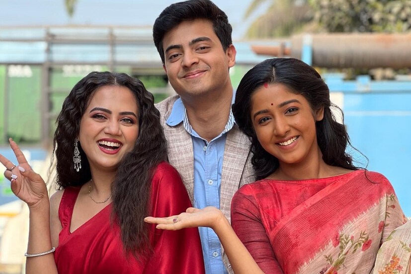 ‘অনুরাগের ছোঁয়া’ ধারাবাহিকে সূর্য-দীপার জীবনে ঝড় তুলে দিয়েছে মিশকা। আর এখন সেই মিশকা ওরফে অভিনেত্রী অহনা দত্তের জীবনে প্রলয় ডেকে এনেছেন তাঁরই মা। মেয়ের সঙ্গে দ্বন্দ্বের কথা নিজেই প্রকাশ্যে এনেছিলেন তিনি।