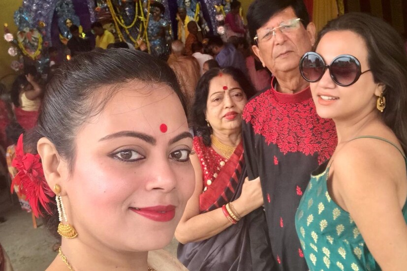 বাবার সঙ্গে বহু দিন আগেই ছাড়াছাড়ি হয়েছে অহনার মায়ের। চারজনের সংসার ছিল এতদিন। সেখান থেকে সব ছেড়ে বেরিয়ে আসতে হয়েছে অহনাকে। মাকে ছেড়ে থাকতে তাঁর প্রবল যন্ত্রণা হয়।