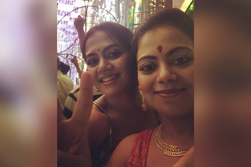 সদ্য মায়ের সঙ্গে ছবি পোস্ট করেছেন অহনা। সম্পর্ক তিক্ত হয়ে গেলেও অভিনয়ের জন্য পুরস্কার পেয়ে মায়ের কথাই প্রথমে মনে হয়েছে তাঁর। সেখানেই নেটিজেনদের যাবতীয় কটাক্ষ। মায়ের কাছে যেন ফিরে যান অহনা, সেই পরামর্শও দিয়েছেন অনেকে।