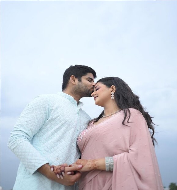 *অনামিকা-উদয়ের জীবনের বিশেষ দিনে হাজির ছিলেন তাঁদের আত্মীয়স্বজন এবং কাছের বন্ধুরা। এ দিন সোশ্যাল মিডিয়ায় বিয়ের ছবি শেয়ার করার পর থেকেই শুভেচ্ছার বন্যা বইতে শুরু করে। ছবিঃ সোশ্যাল মিডিয়া। 