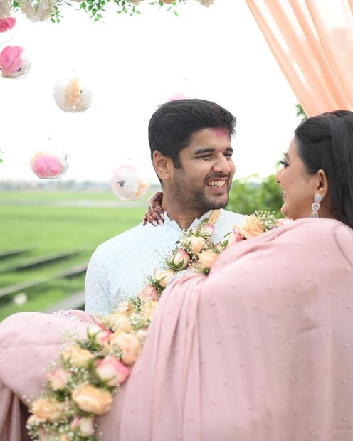 বিশেষ দিনে অনামিকার পরনে ছিল প্যাস্টেল পিঙ্ক শাড়ি। সঙ্গে মানানসই জুয়েলারি আর মেকআপ। আর উদয়ের পরনে ছিল আসমানি নীল রঙা পাঞ্জাবি আর সাদা পাজামা। ছবিঃ সোশ্যাল মিডিয়া। 