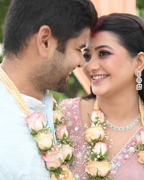 *একেবারে ছিমছাম ছিল বিয়ের আসর, অনামিক ও উদয়ের পোশাক থেকে অনুষ্ঠানের থিম, সবেতেই ঠাসা ছিল স্নিগ্ধতা। হালকা রঙের ছোঁয়ায় ছিল বলিউডি মেজাজ। একাধিক ছবি শেয়ার করে ক্যাপশনে উদয় লিখেছেন 'নতুন পথা চলা শুরু, আমরা পেরেছি, আমাদের শুভেচ্ছা'। ছবিঃ সোশ্যাল মিডিয়া। 