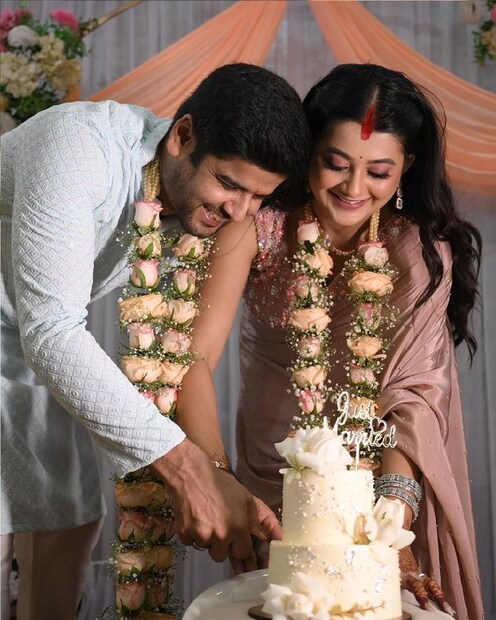 *এ দিকে, অনামিকা মূলত জনপ্রিয়তা অর্জন করেছেন 'এখানে আকাশ নীল' ধারাবাহিকের মাধ্যমে। এছাড়াও 'উড়ন তুবড়ি', 'মহাপীঠ তারাপীঠ', 'লালকুঠি'-তে দেখা গিয়েছিল তাঁকে। বর্তমানে 'ফাগুনের মোহনা' ধারাবাহিকে অভিনয় করছেন তিনি। ছবিঃ সোশ্যাল মিডিয়া।