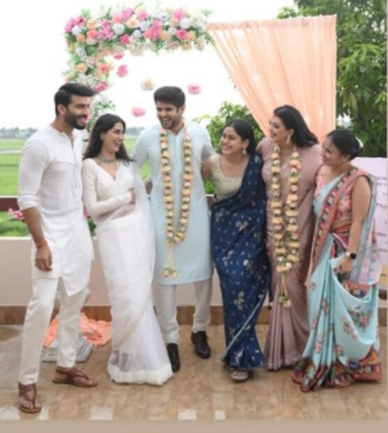 *নবদম্পতিকে শুভেচ্ছা জানিয়েছেন তারকা বন্ধুরাও। সৌমিতৃষা কুণ্ডুলেখেন, 'খুব সুখী হও তোমরা।' সঙ্গে জুড়ে দেন লাভ ইমোজি। কৌশাম্বী চক্রবর্তী লেখেন, 'অভিনন্দন।' ছবিঃ সোশ্যাল মিডিয়া। 