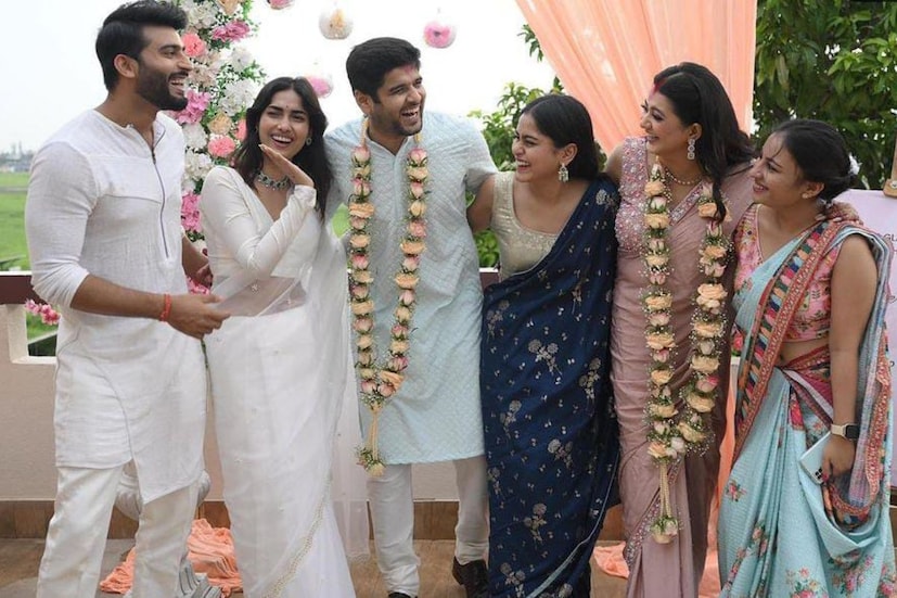 বহুদিন ধরেই ২৮ জুন তাঁরা বিবাহ বন্ধনে আবদ্ধ হবেন গুঞ্জন শোনা যাচ্ছিল। অবশেষে নিউজ ১৮ বাংলা ডটকমকে দেওয়া সাক্ষাৎকারে অভিনেতা উদয় প্রতাপ তাতে শিলমোহর দেন। সেইমতো ২৮ জুন বুধবার বিয়ে সেরেছেন 'এখানে আকাশ নীল' খ্যাত হিয়া অর্থাৎ অভিনেত্রী অনামিকা এবং 'নিম ফুলের মধু'র চয়ন ওরফে উদয় প্রতাপ।