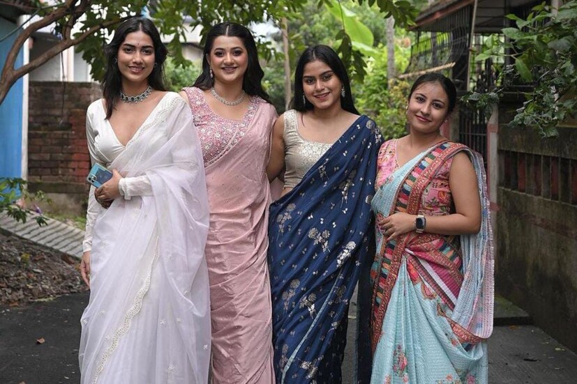 অনামিকা পরিবার ও বন্ধুদের সঙ্গে তোলা নানা ছবি স্যোশাল মিডিয়ায় পোস্ট করেছেন। ক্যাপশনে লিখেছেন 'নো ওয়ান কেন রিপ্লেস ইউ গাইস! নো ওয়ান! থ্যাঙ্ক ইউ ফর মেকিং আওয়ার ডে শো স্পেশাল, ইচ ওয়ান অফ ইউ! মাই ফ্রেন্ডস, মাই ফ্যামিলি! লাভ ইউ অল!' ছবি: সোশ্যাল মিডিয়া। 