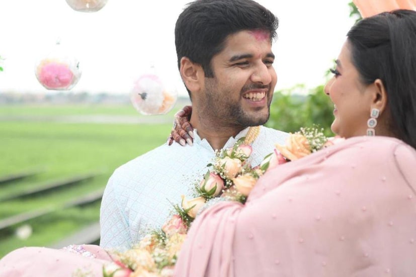 গাঁটছড়া বাঁধলেন উদয়-অনামিকা। অবশেষে পরিণতি পেল আড়াই বছরের প্রেম। বিয়ের মরশুমে মালাবদল সারলেন টলিপাড়ার অন্যতম জনপ্রিয় জুটি অনামিকা চক্রবর্তী ও উদয় প্রতাপ সিং। ছবি: সোশ্যাল মিডিয়া। 