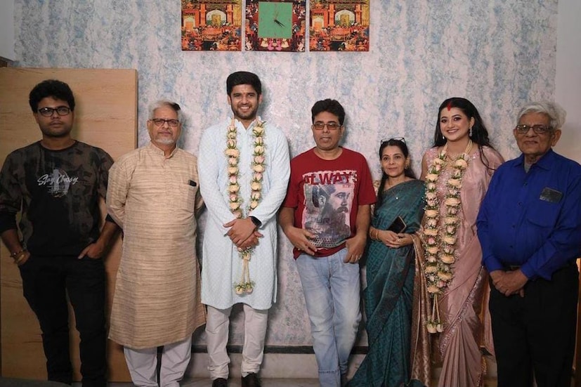 তিনি জানান খুব ঘরোয়া ভাবে অনামিকা ও তাঁর পরিবারের সকলকে নিয়ে হয়েছে অনুষ্ঠান। সঙ্গে উপস্থিত ছিলেন অনামিকার কাছে কিছু বন্ধুবান্ধব। ছবিঃ সোশ্যাল মিডিয়া।