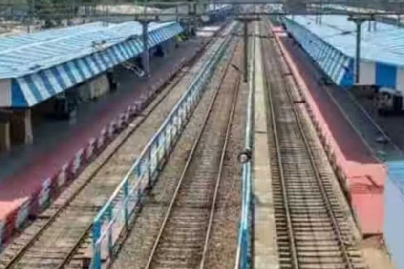 ২টি স্টেশনকে আলাদা করেছে ২টি প্ল্যাটফর্মের মাঝখান দিয়ে যাওয়া রেললাইন। যাত্রীদের কোন প্ল্যাটফর্ম থেকে ট্রেন ধরতে হবে তা বোঝার জন্য রেলের তরফ থেকেও বিশেষ ব্যবস্থা নেওয়া হয়েছে।