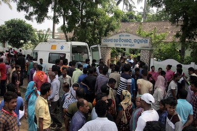 বাহানাগা হাইস্কুলে পরিজনদের ভিড়
