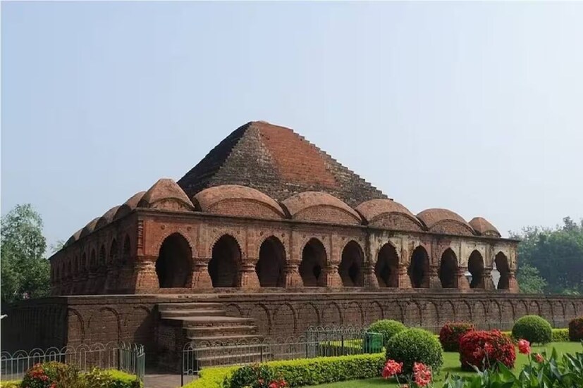 বৃহস্পতিবার বিকেল মেঘলা থাকতে পারে আকাশ। রয়েছে সামান্য বৃষ্টিপাতের সম্ভাবনা। রাজ্যে অন্যান্য জেলাগুলির মতোই বাঁকুড়ায় বাড়ছে তাপমাত্রা। বিগত কয়েকদিন বাতাসে বেড়েছে আদ্রতার পরিমাণ ফলেই ভ্যাপসা গরমের প্রভাব যথেষ্ট প্রকট।