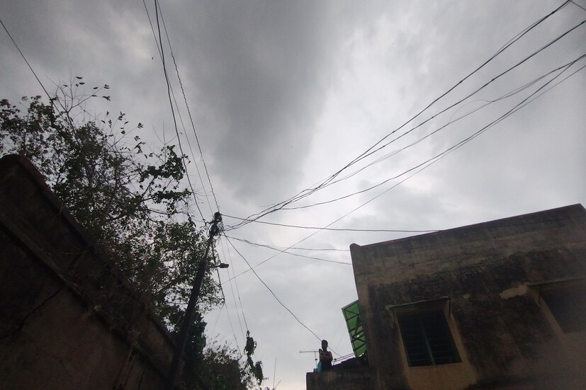 কাগজে কলমে বৃষ্টির পূর্বাভাষ ছিল অনেকদিন ধরে তবে বৃষ্টি হয়নি বাঁকুড়া জেলায়। তাই বৃষ্টির অপেক্ষার অবসান হল সোমবার । রেহাই পেল সাধারণ মানুষ। মেঘলা আকাশের নিচে রথের উৎসবে মেতেছে বাঁকুড়াবাসী। Input- Nilanjan Banerjee