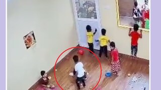 স্কুলে দেখার কেউ নেই, একটি শিশুকে মাটিতে ফেলে পেটাচ্ছে আরেক খুদে