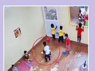 স্কুলে দেখার কেউ নেই, একটি শিশুকে মাটিতে ফেলে পেটাচ্ছে আরেক খুদে