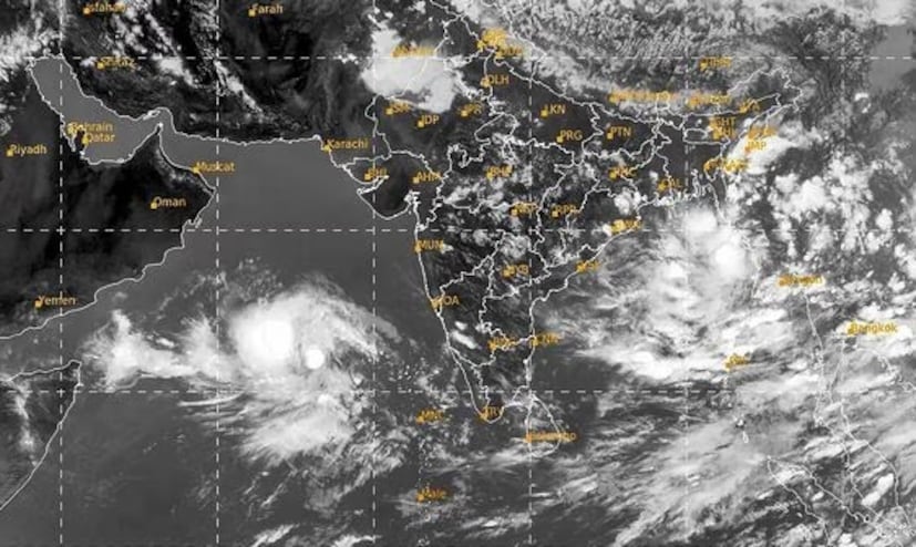 বর্ষা ঢুকতে দেরি হওয়ার পিছনে অনেকেই ঘূর্ণিঝড় বিপর্যয়কেই দায়ী করছেন। সেটা কি আদৌ ঠিক? সেই বিষয়েই আলোচনা করে নেওয়া যাক। ভারতীয় আবহাওয়া দফতরের তরফে জানানো হয়েছে যে, আপাতত পূর্ব-মধ্য এবং সংলগ্ন দক্ষিণপূর্ব আরব সাগরে অবস্থান করছে ‘বিপর্যয়’। 