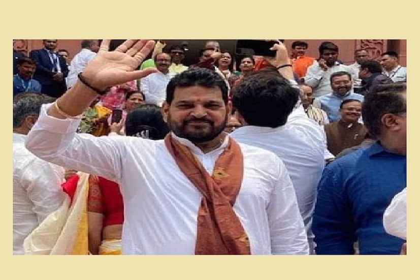 এই মহিলা রেসলারের পরিচয় গোপন রাখতে চাওয়ায় তাঁর নাম প্রকাশ্যে আনা হয়নি৷ তাঁর অভিযোগে, মহিলা কুস্তিগীর বলেছেন যে স্বর্ণপদক জেতার রাতে ব্রিজভূষণ শরণ সিংয়ের 'জবরদস্তি আলিঙ্গনের' ঘটনার কথা যখন তিনি একজন সিনিয়র রেসলারকে বলেছিলেন। কিন্তু এ ব্যাপারে তার সঙ্গে কেউ আসেনি।