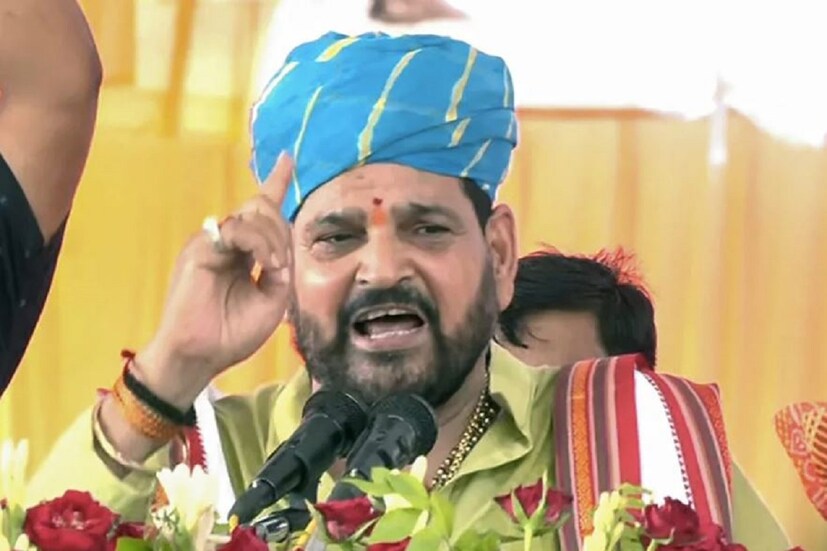 মহিলা কুস্তিগীর বলেছেন যে যেদিন তিনি একটি বড় প্রতিযোগিতায় স্বর্ণপদক জিতেছিলেন, সেই দিন সন্ধ্যায় ডব্লিউএফআই প্রধান তাঁকে তাংর ঘরে ডেকে তার সঙ্গে যৌন সম্পর্ক তৈরির দাবি জানায়। এমনকি এই যৌন সম্পর্ক স্থাপন করলে কুস্তিগিরের প্রয়োজনীয় জন্য প্রোটিন সাম্পিলমেন্ট কেনার প্রতিশ্রুতি দেন। 'ইন্ডিয়ান এক্সপ্রেস'- র প্রতিবেদনে মহিলা কুস্তিগীর বলেছিলেন যে সিং তাঁকে নিজের ঘরে ডেকেছিল, তাঁর ইচ্ছার বিরুদ্ধে তাঁকে তার বিছানায় বসিয়েছিল এবং তার অনুমতি ছাড়াই তাকে "জোর করে" জড়িয়ে ধরেছিল।