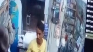 CCTV: দুঃসাহস কাকে বলে! দোকানে সব লোক থাকতেই ক্যাশবাক্স থেকে টাকা তুলে নিল চোর