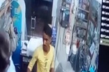 দুঃসাহস কাকে বলে! দোকানে সব লোক থাকতেই ক্যাশবাক্স থেকে টাকা তুলে নিল চোর