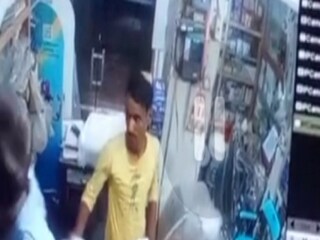 CCTV: দুঃসাহস কাকে বলে! দোকানে সব লোক থাকতেই ক্যাশবাক্স থেকে টাকা তুলে নিল চোর