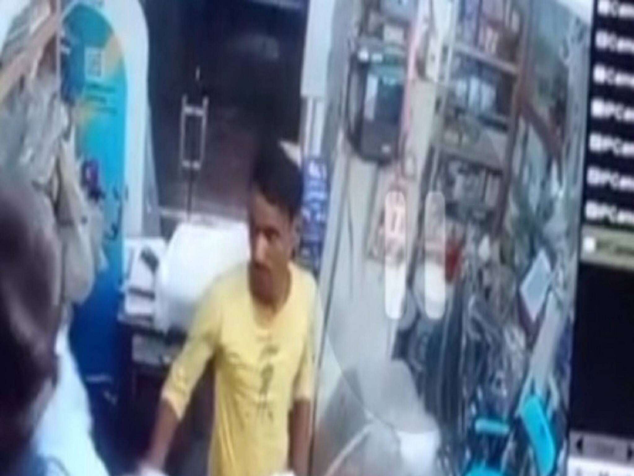 CCTV: দুঃসাহস কাকে বলে! দোকানে সব লোক থাকতেই ক্যাশবাক্স থেকে টাকা তুলে নিল চোর