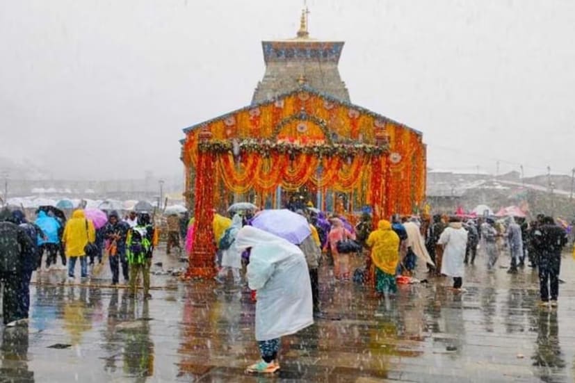 মুখ্যমন্ত্রীর কথায়, ‘‘আমি পুণ্যার্থীদের কাছে আবেদন করছি যে আবহাওয়া খারাপ হয়ে গেলে, তাঁরা যেন চার ধাম যাত্রা বন্ধ করেন এবং আবহাওয়া দফতরের পূর্বাভাস মেনে পদক্ষেপ করেন।’’