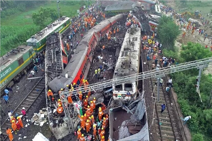 সূত্রের খবর  পাঁচজন কর্মচারী বর্তমানে নিজেদের কাজ করছেন। পাশাপাশি আদৌ এঁদের ভবিষ্যত কী হবে তা রেলওয়ে নিরাপত্তা কমিশনারের (সিআরএস) দুর্ঘটনা তদন্তের ফলাফলের ওপর নির্ভর করবে। সেন্ট্রাল ব্যুরো অফ ইনভেস্টিগেশন (সিবিআই) অপরাধমূলক অবহেলার কারণে ২ জুন বাহনগা বাজার স্টেশনে দুর্ঘটনার তদন্ত করছে।