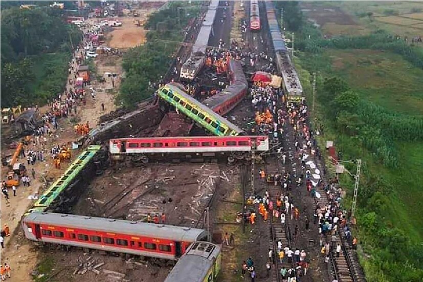 সমর্থনে এসেছে রেলওয়ের দুটি সংগঠন দুর্ঘটনা নিয়ে বিরোধী দলগুলির তীব্র সমালোচনার মধ্যে, দুটি রেল কর্মচারী ইউনিয়ন রেলের সমর্থনে নেমেছে। একটি যৌথ বিবৃতিতে, অল ইন্ডিয়া রেলওয়েম্যানস ফেডারেশন (এআইআরএফ) এবং ন্যাশনাল ফেডারেশন অফ ইন্ডিয়ান রেলওয়েম্যান (এনএফআইআর) এর সাধারণ সম্পাদকরা বলেছেন যে তারা ট্রেন দুর্ঘটনার রাজনীতিকরণের জন্য তাঁরা ব্যথিত। এতে বলা হয়েছে, 'এই ট্রেন দুর্ঘটনাকে কীভাবে রাজনীতিকরণ করা হয়েছে এবং সোশ্যাল মিডিয়া ও প্রিন্ট মিডিয়ায় রেলের কর্মক্ষমতাকে আক্রমণ করা হচ্ছে তা দেখে আমরা খুবই দুঃখিত। এই ধরনের প্রতিটি আক্রমণ আমাদের সততা এবং কর্তব্যের প্রতি নিষ্ঠার অপমান।