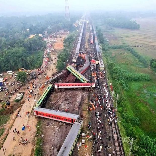 ভয়ঙ্কর দুর্ঘটনায় গোটা দেশের বুক কেঁপে উঠেছিল গত শুক্রবার। ভারতীয় রেলের ইতিহাসের এক অন্ধকার দিন ছিল সেদিনের সন্ধ্যে। কয়েক মুহূর্তে ঘটে গিয়েছিল দুর্ঘটনা।