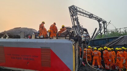 উদ্ধারকাজ চলছে। ছবিঃ পারাদীপ ঘোষ। উদ্ধারকাজ চলছে। ছবিঃ পারাদীপ ঘোষ।