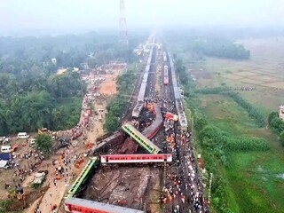 ট্রেনে টিকিট কাটলেই ৩৫ পয়সার বিমা। সেই বিমা কি বিপদের সময় আদৌ কোনও কাজে লাগে! ভারতীয় রেলে সফর এখন প্রাণ হাতে নিয়ে। অনেকেই একথা বলছেন।  একের পর এক রেল দুর্ঘটনায় প্রাণ হারাচ্ছেন বহু মানুষ। 