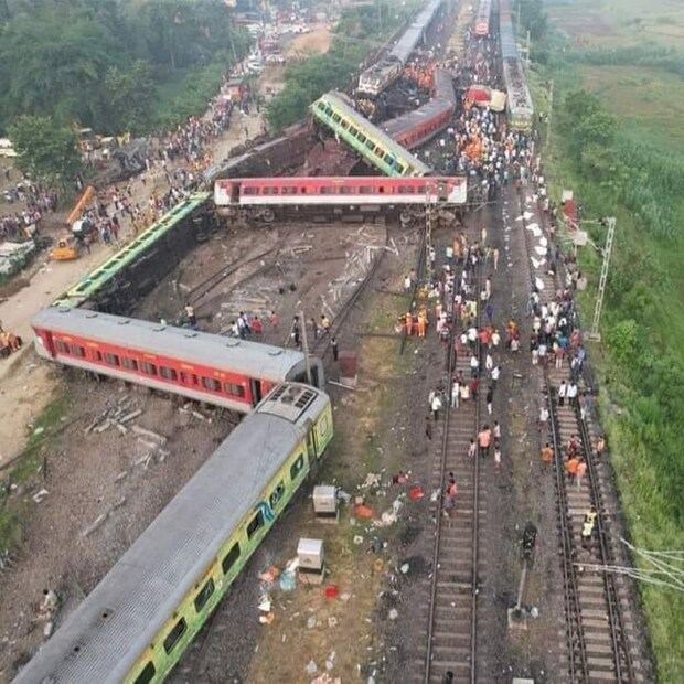ভারতীয় রেল অবশ্য এই দাবি নস্যাৎ করেছে। তারা জানিয়েছে, নির্দিষ্ট নিয়ম মেনেই ট্রেনের কামরার বিন্যাস করা হয়। এর পিছনে গরীব-বড়লোক বলে কোনও থিওরি নেই। 