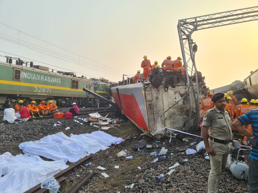  ওড়িশার বালাসোরের ট্রেন দুর্ঘটনা যেন গাইসাল, জ্ঞানেশ্বরীকেই মনে করাচ্ছে ৷ নিহত এবং আহতের সংখ্যা লাফিয়ে লাফিয়ে বাড়ছে ৷ সংবাদসংস্থা পিটিআইয়ের খবর অনুযায়ী আজ, শনিবার ভোর পর্যন্ত মৃতের সংখ্যা ২০৭ ৷ আহতের সংখ্যা ৮০০-র বেশি ৷ Photos: Paradip Ghosh