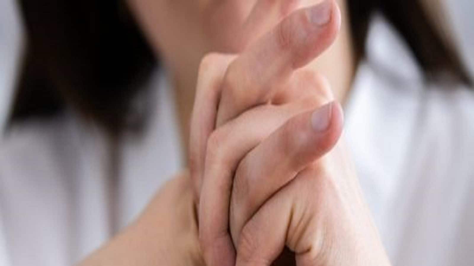 Health Tips Knuckle Cracking কথায় কথায় আঙুল ফাটান? এতে হাড়ের ক্ষয় Health Tips Knuckle Cracking কথায় কথায় আঙুল ফাটান? এতে হাড়ের ক্ষয়