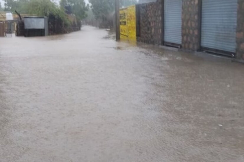 ঘণ্টায় ৫০ থেকে ৬০ কিলোমিটার বেগে বাতাস বইছে। পাশাপাশি জল জমে গিয়েছে বহু জায়গায়। বারমেরে বন্যা পরিস্থিতির তৈরি হয়েছে।